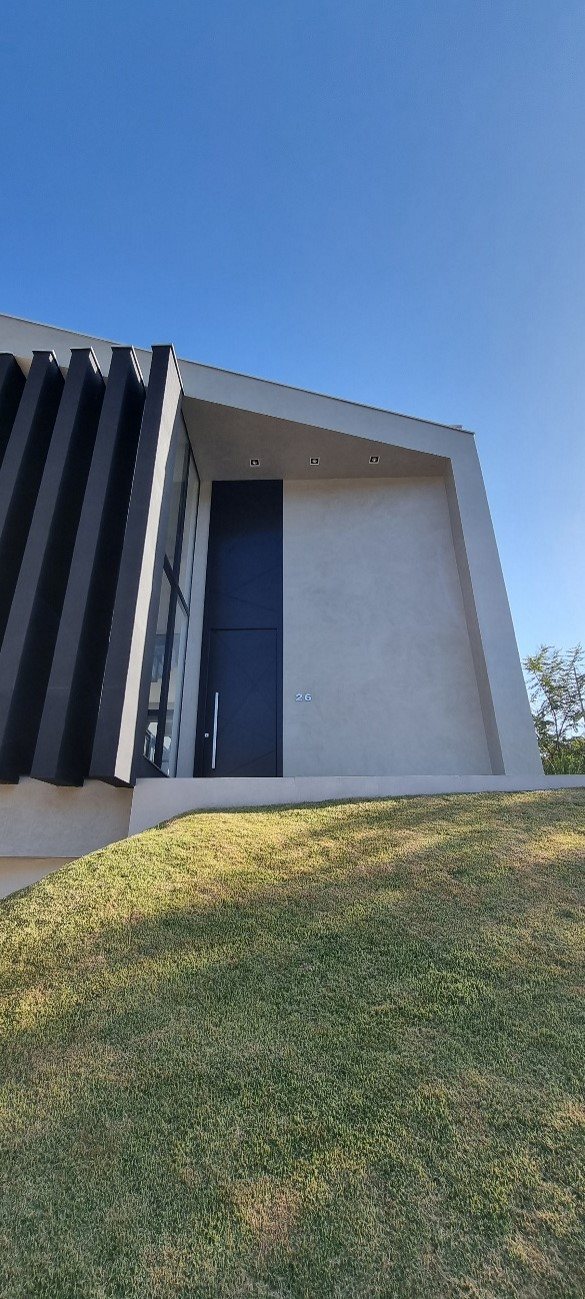 Condomínio Tamboré — Porta pivotante em ACM